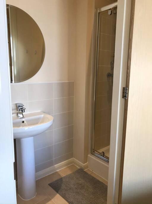 Great House + Air Conditioning + Free Car Parking Manchester Exterior foto